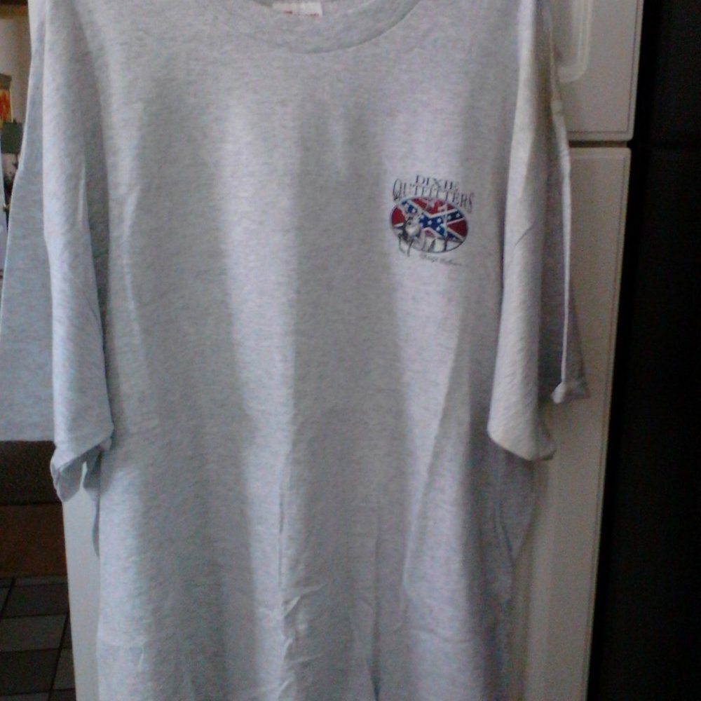 Men's short sleeve tee shirt.
